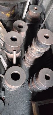 Внутри очень плавно поднимается водяной пиджак очищающий плесень для круглого квадратного шестиугольного графита